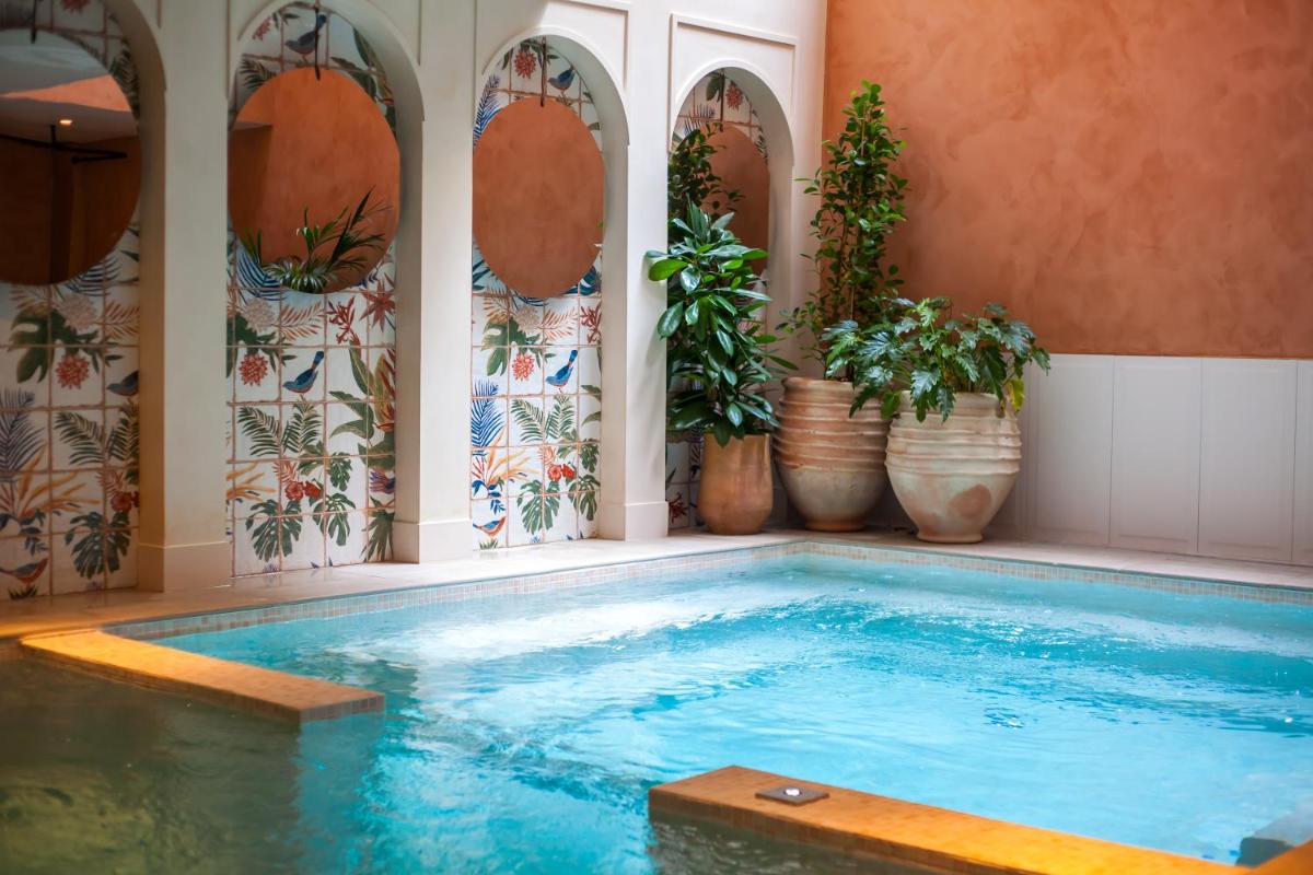 Piscine de l'établissement Bloom House Hôtel & SPA ou située à proximité