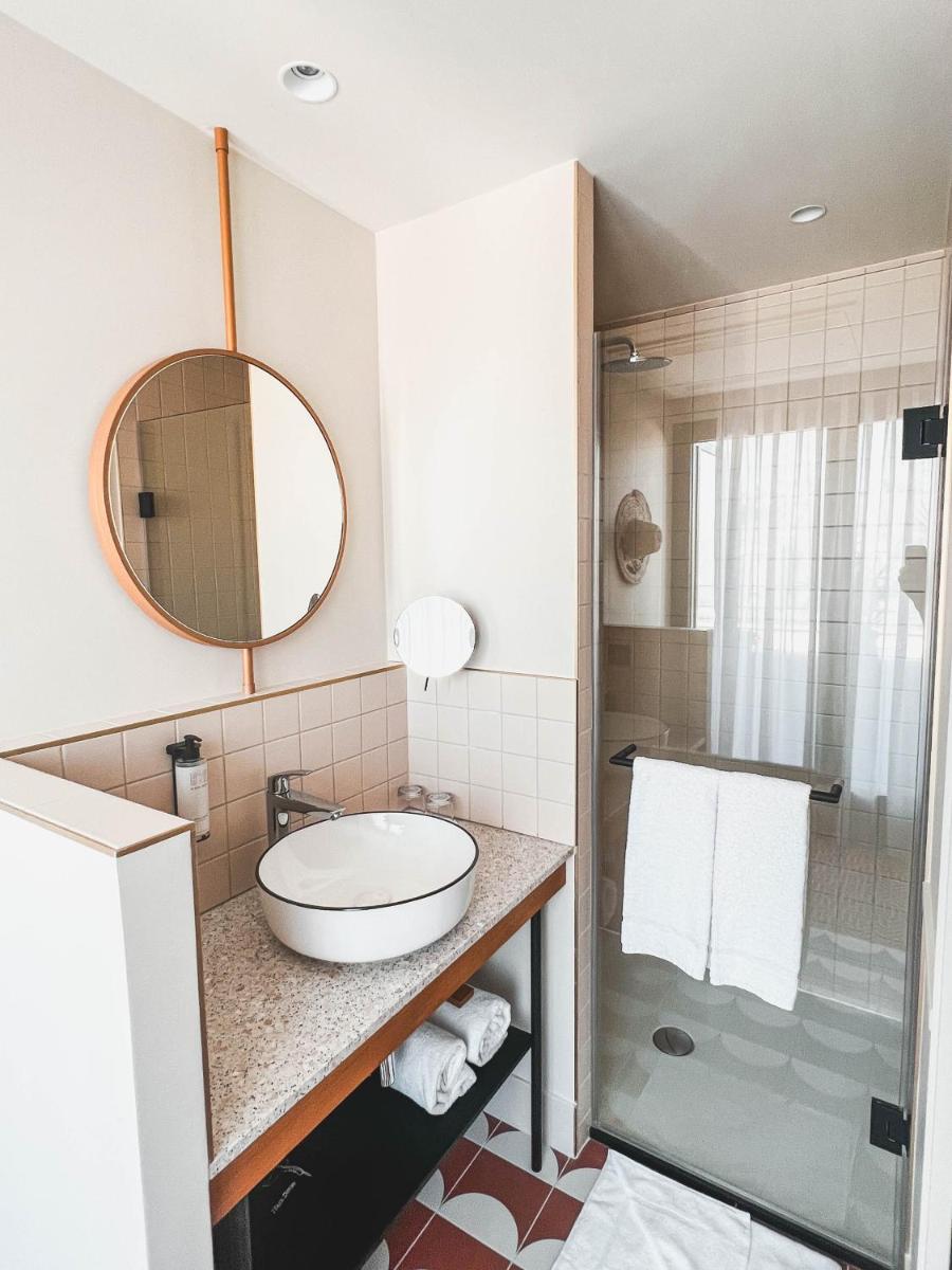 Salle de bains dans l'établissement Bloom House Hôtel & SPA