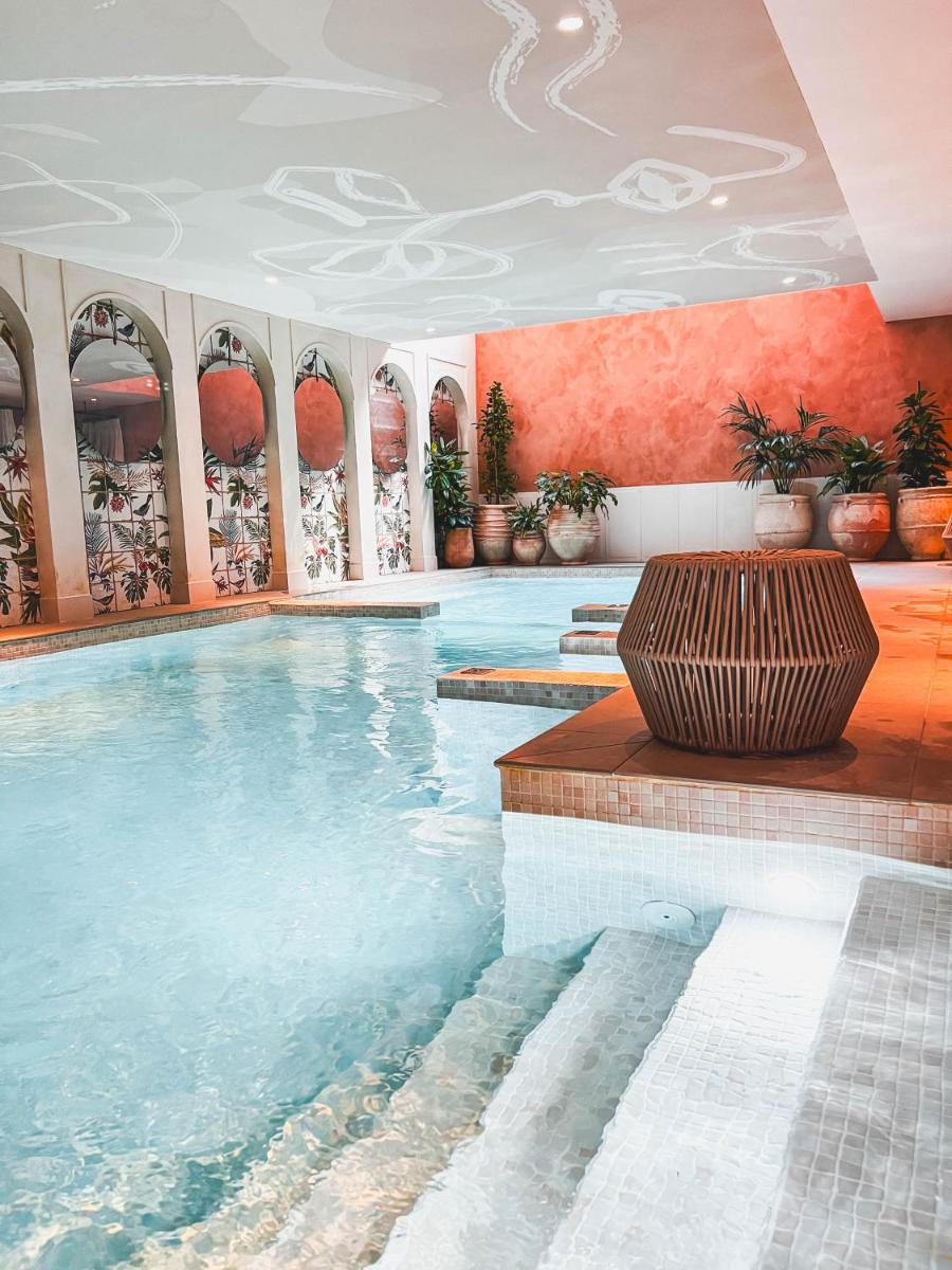 Piscine de l'établissement Bloom House Hôtel & SPA ou située à proximité