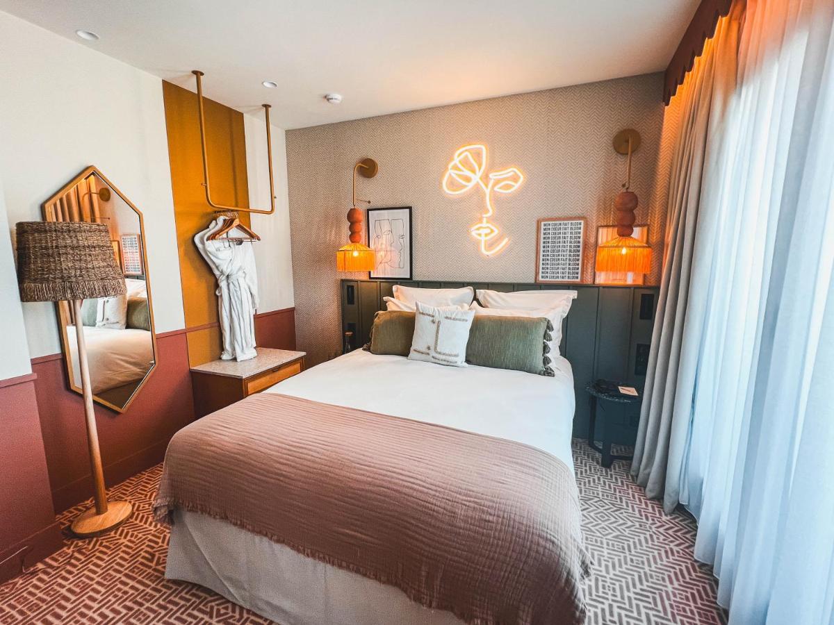 Un ou plusieurs lits dans un hébergement de l'établissement Bloom House Hôtel & SPA