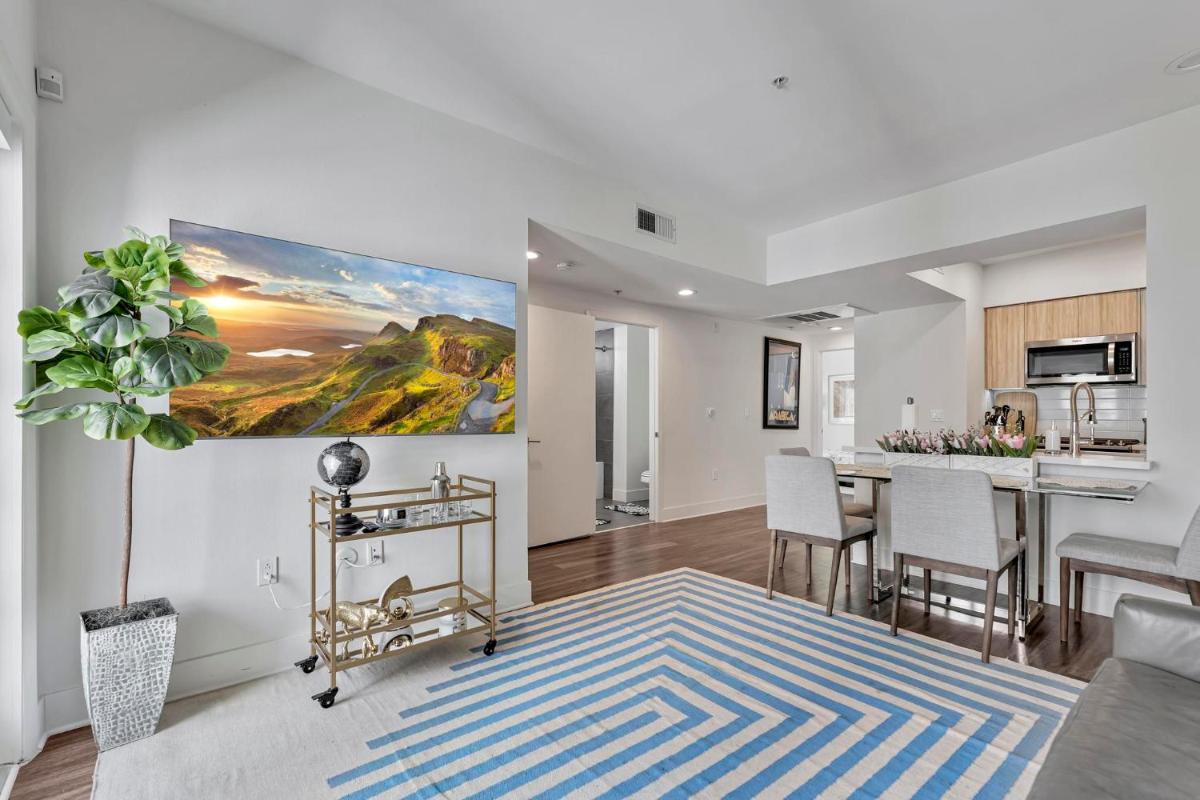 7 Large Down Town Santa Monica Apartment - Housity
