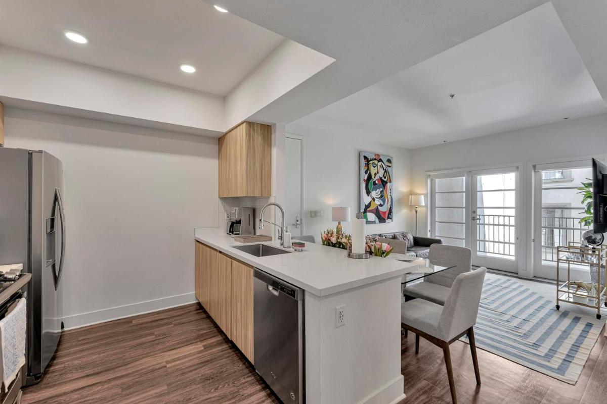 7 Large Down Town Santa Monica Apartment - Housity