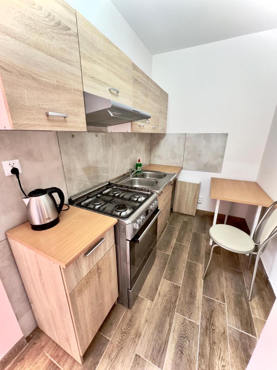 Apartament 4 osobowy obok Szpitala Brzeziny 2 pokoje Prywatna łazienka i kuchnia 32m2 - Housity