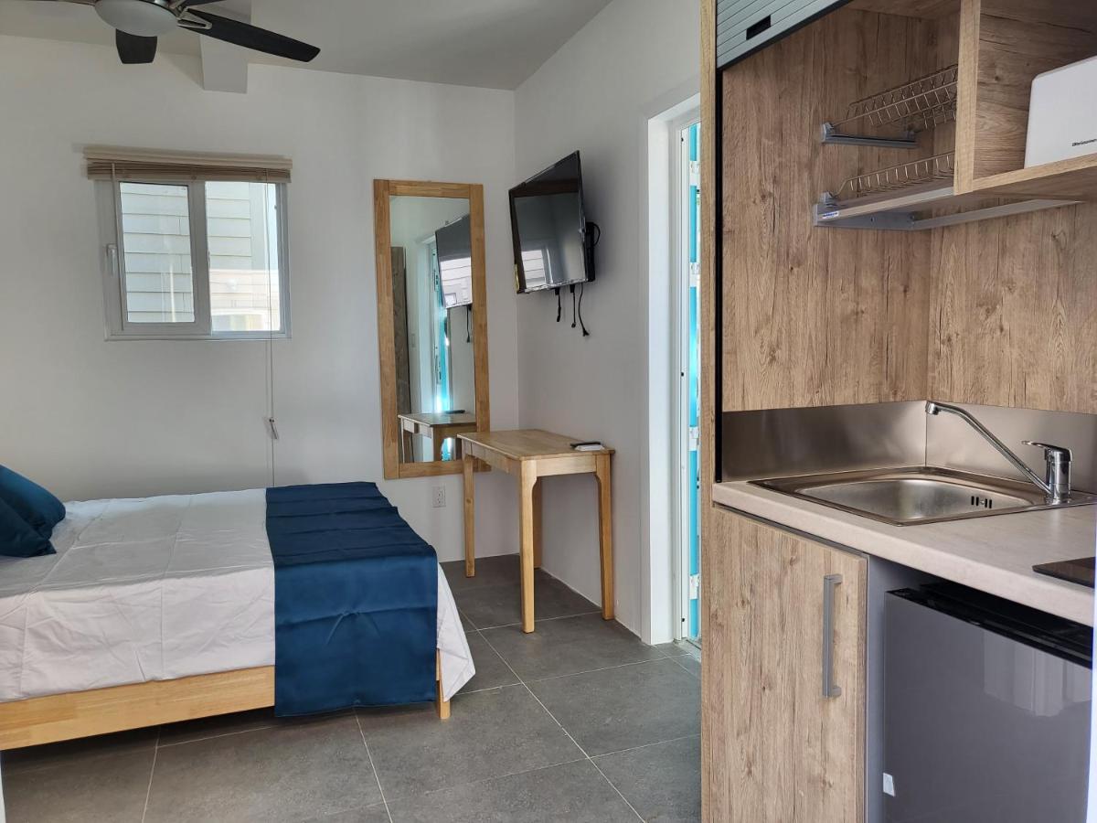 Crawlbay Suites Hotel - Housity