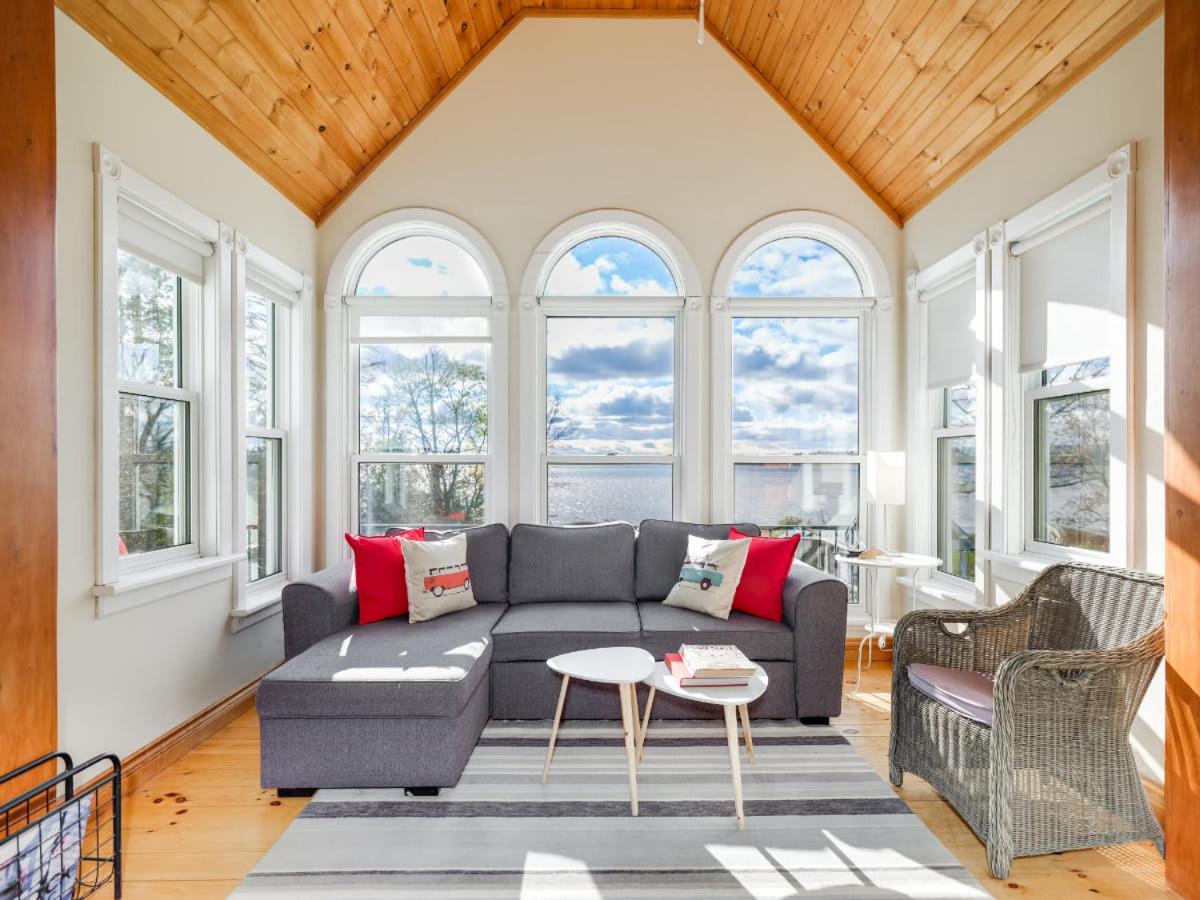 Stunning waterfront home 25min to downtown Ottawa - Housity