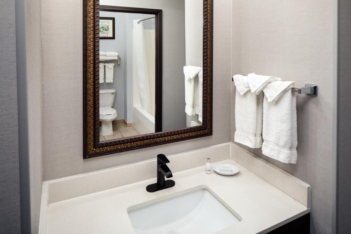 Irish Cottage Inn & Suites - Housity