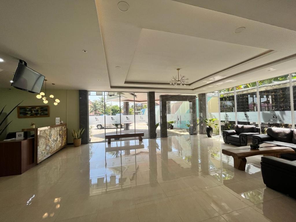 T HOTEL KUALANAMU - Housity