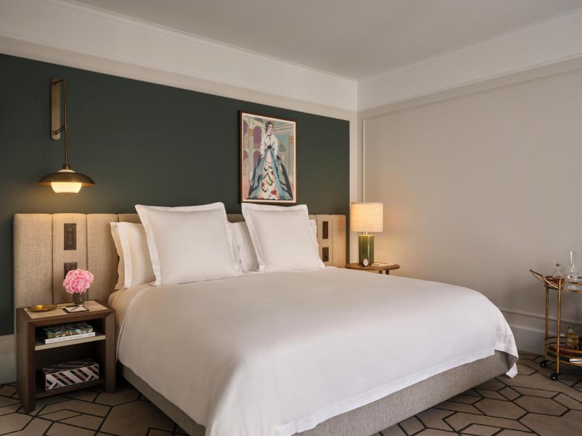 Ein Bett oder Betten in einem Zimmer der Unterkunft Rosewood Munich