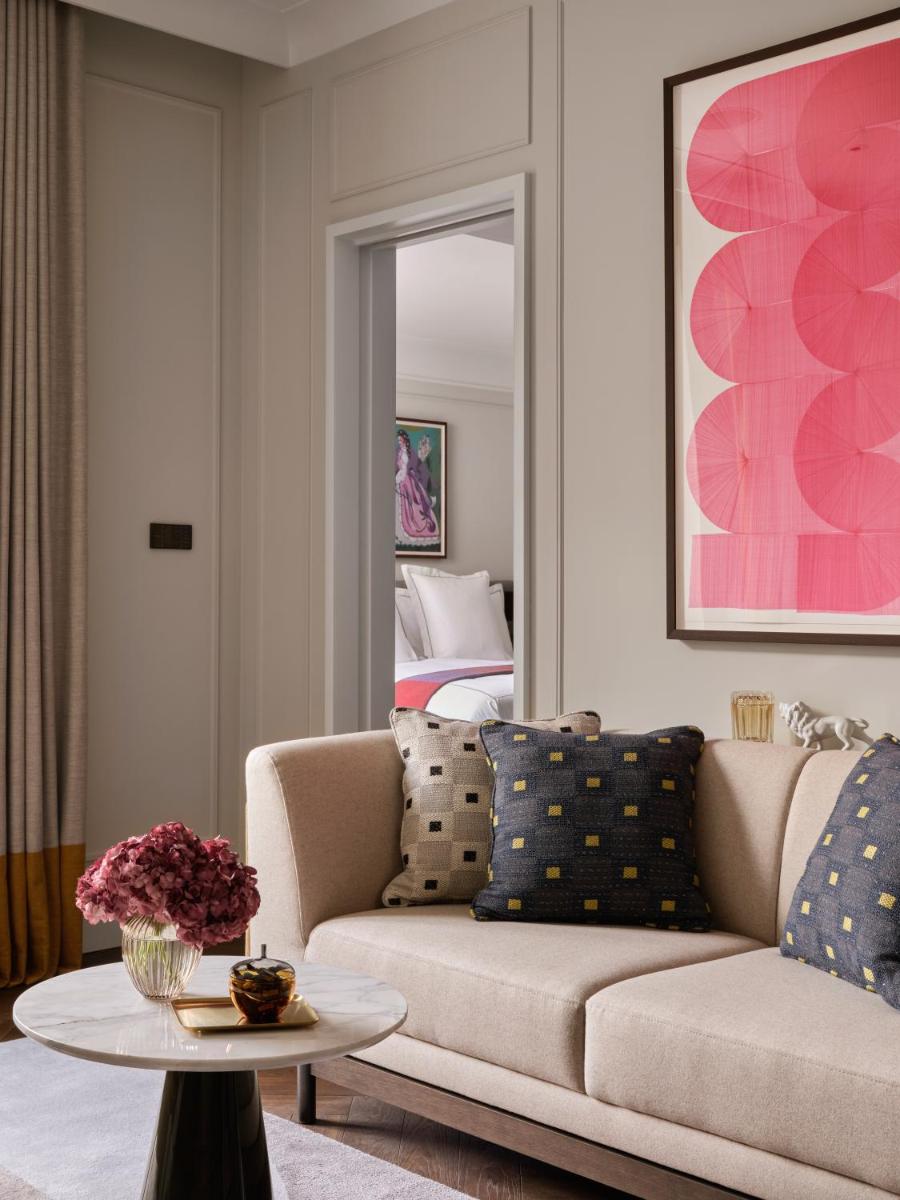 Ein Sitzbereich in der Unterkunft Rosewood Munich