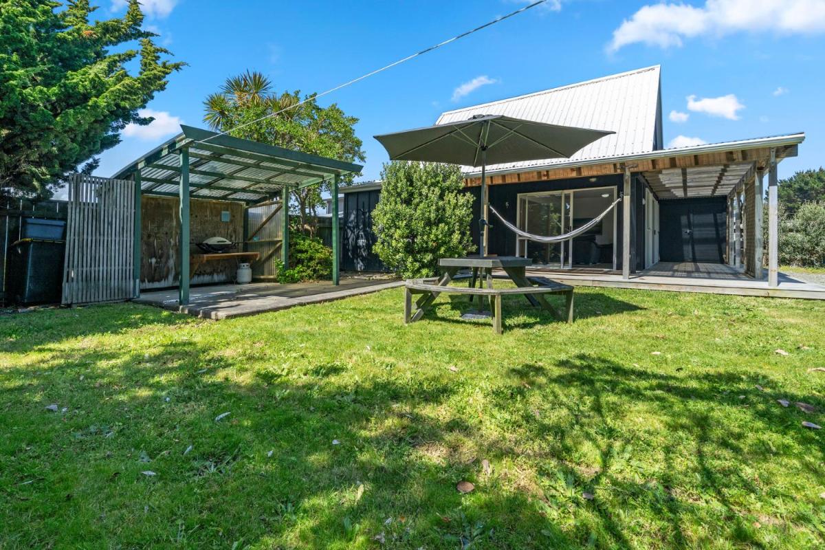 Beach Bliss Cabin - Foxton Beach Holiday Home - Housity