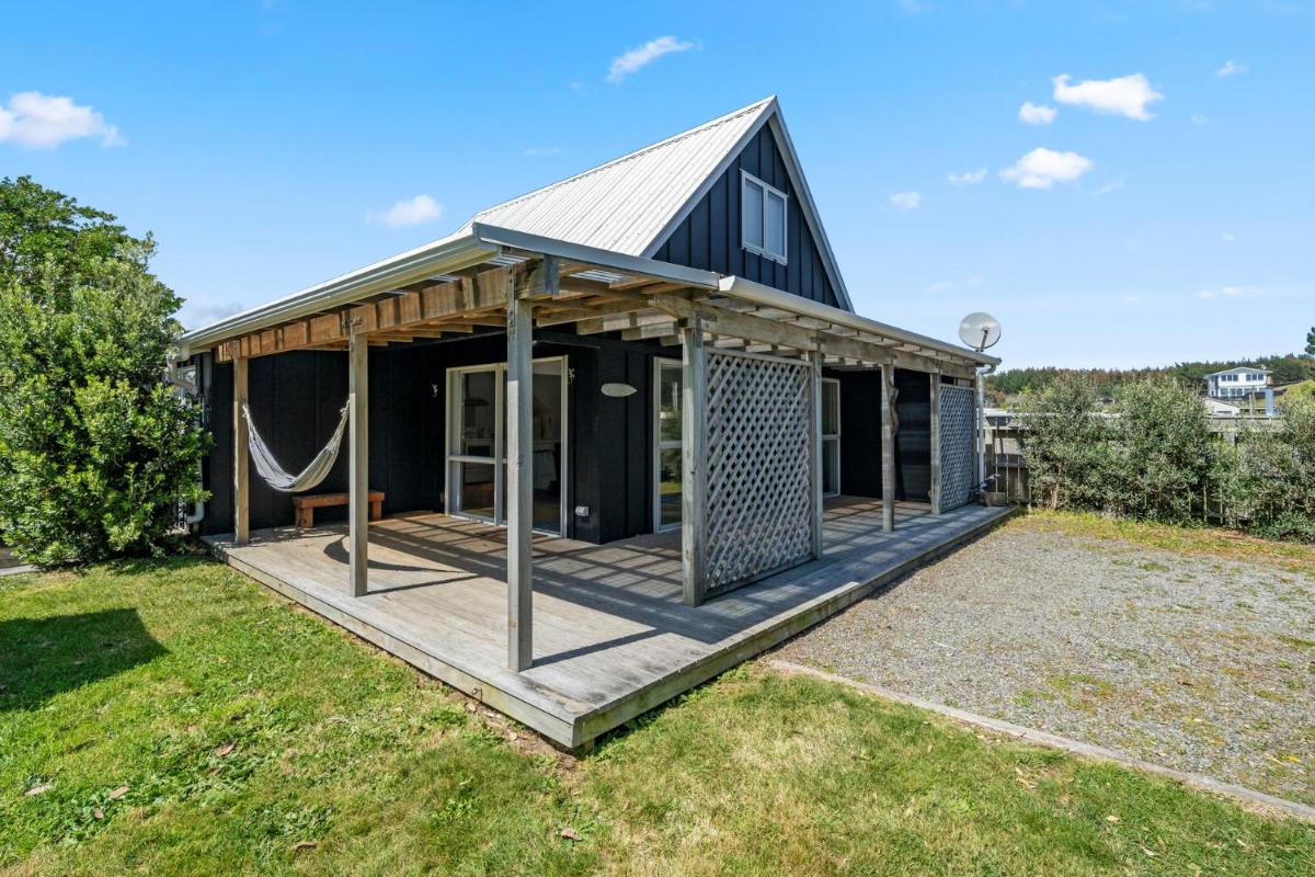 Beach Bliss Cabin - Foxton Beach Holiday Home - Housity