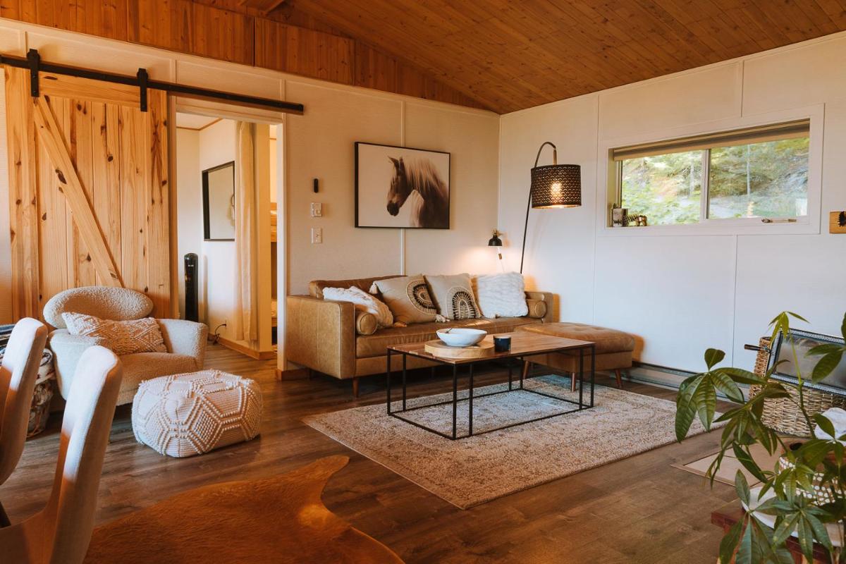 Kootenay Lakeview Retreats - Forest Cabin - Housity