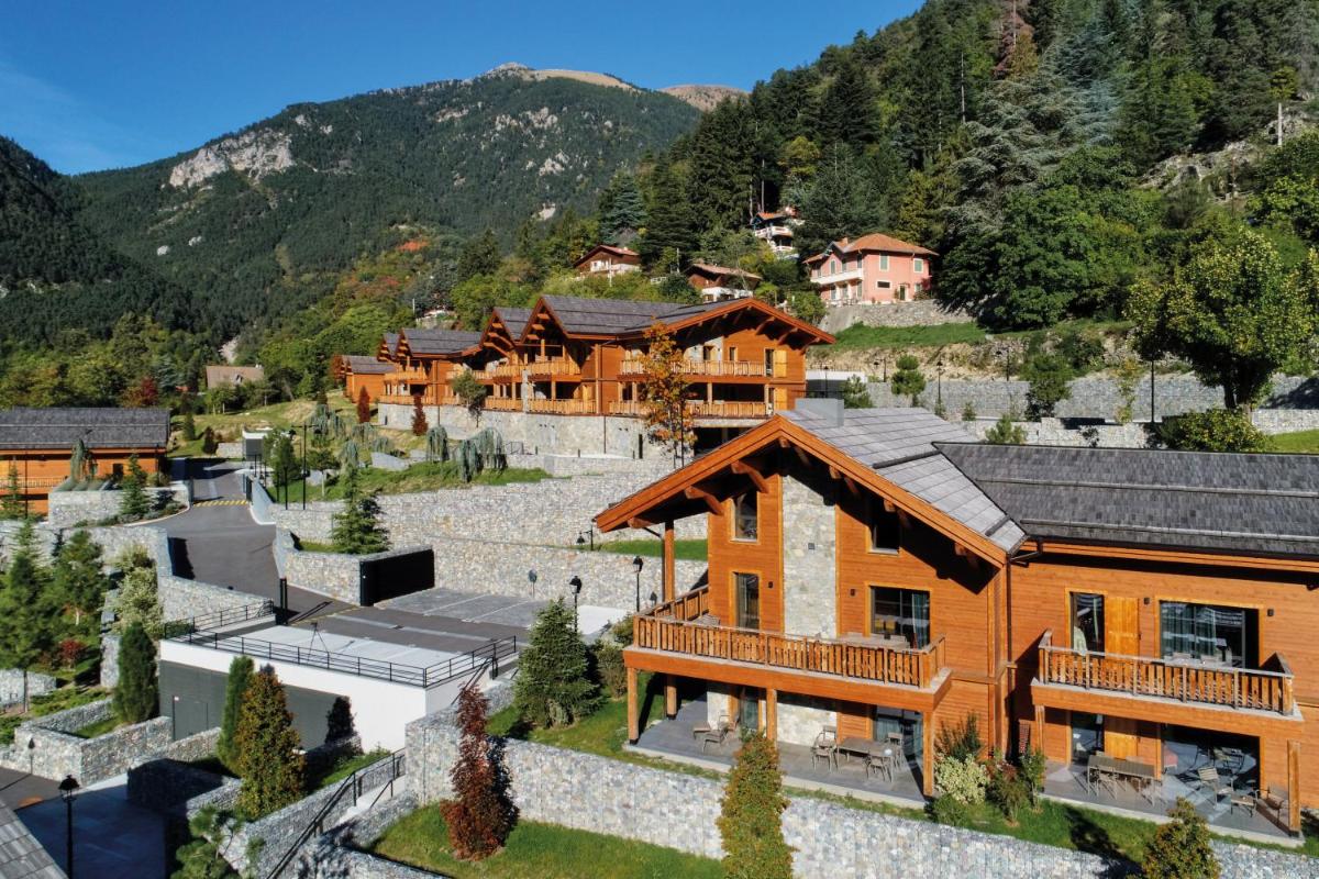 - une vue aérienne sur une maison avec une montagne dans l'établissement Pure Montagne Resort & Spa, à Saint-Martin-Vésubie