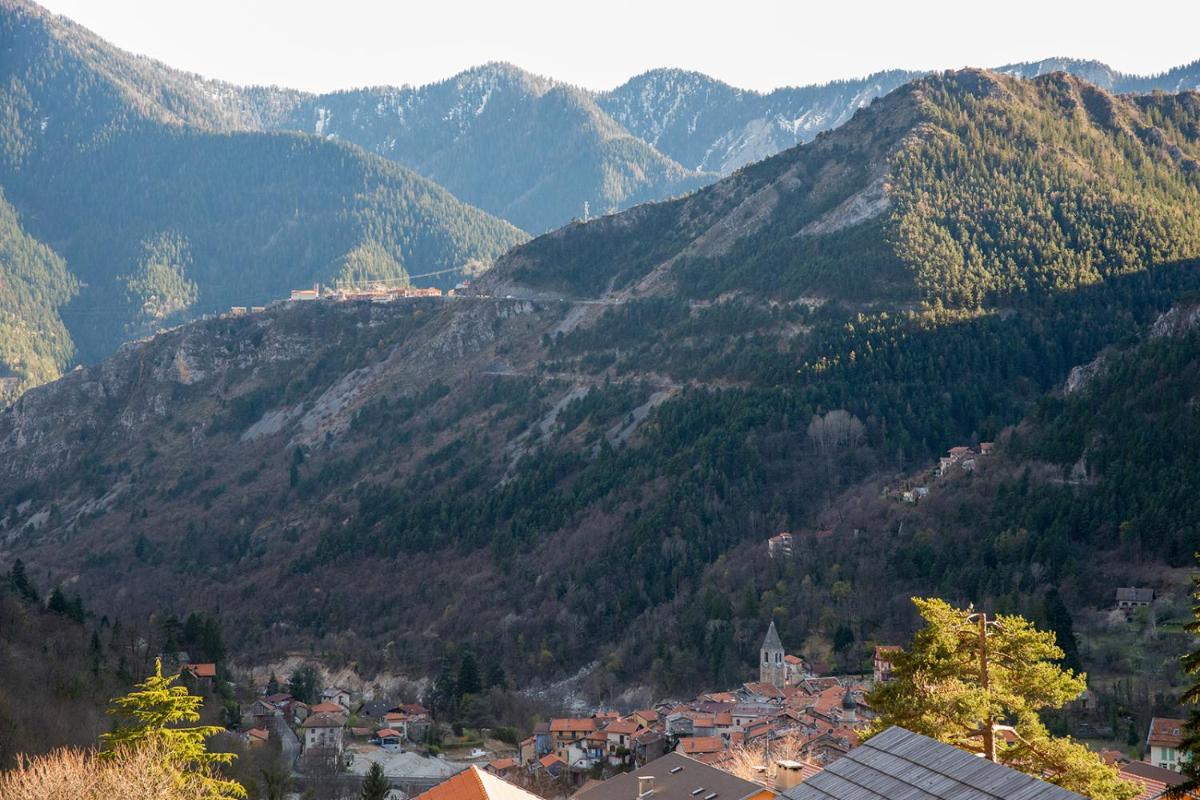 Vue générale sur la montagne ou vue sur la montagne depuis le complexe hôtelier