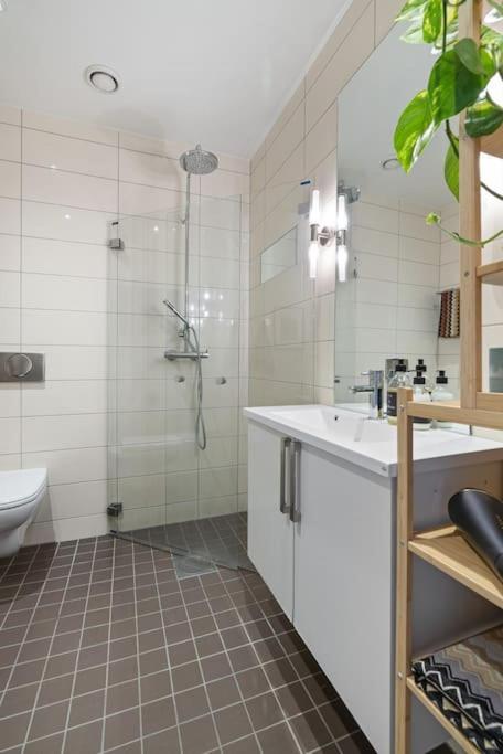 Suitetrails - Modern 2bed room sea view apartment @ Oslo Barcode