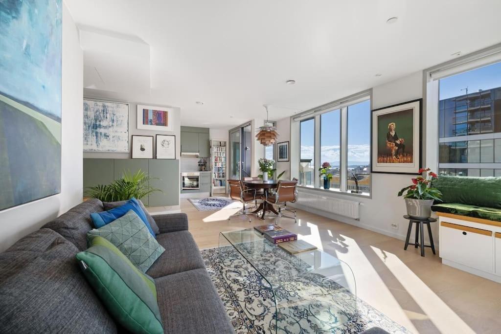Suitetrails - Modern 2bed room sea view apartment @ Oslo Barcode