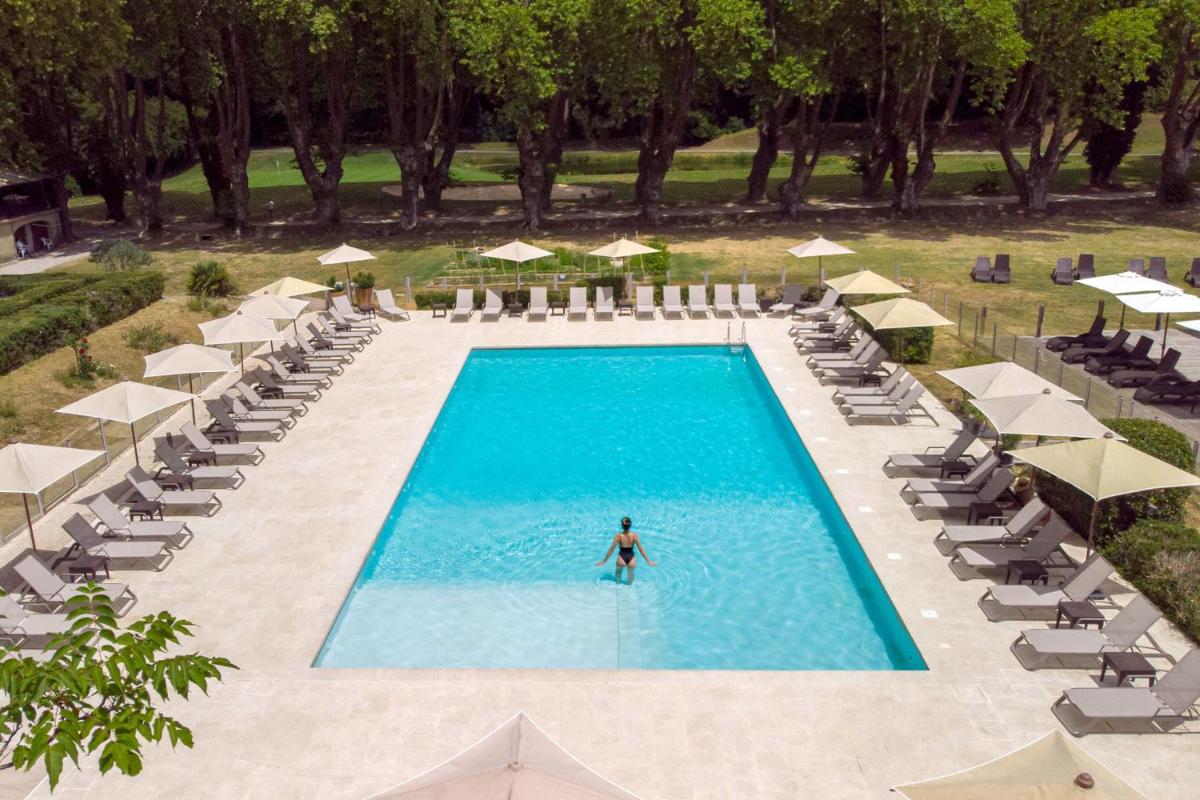 Piscine de l'établissement Moulin de Vernègues Hôtel & Spa ou située à proximité