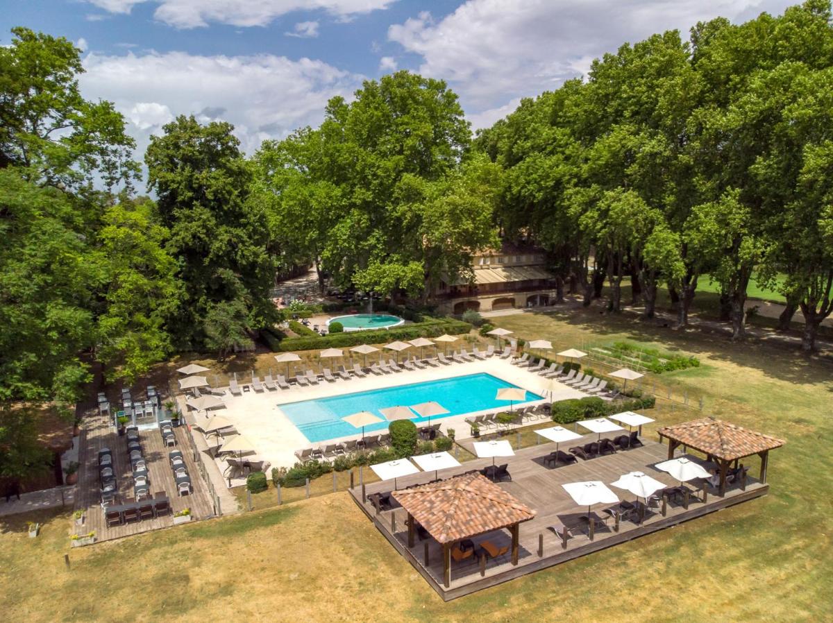 Piscine de l'établissement Moulin de Vernègues Hôtel & Spa ou située à proximité
