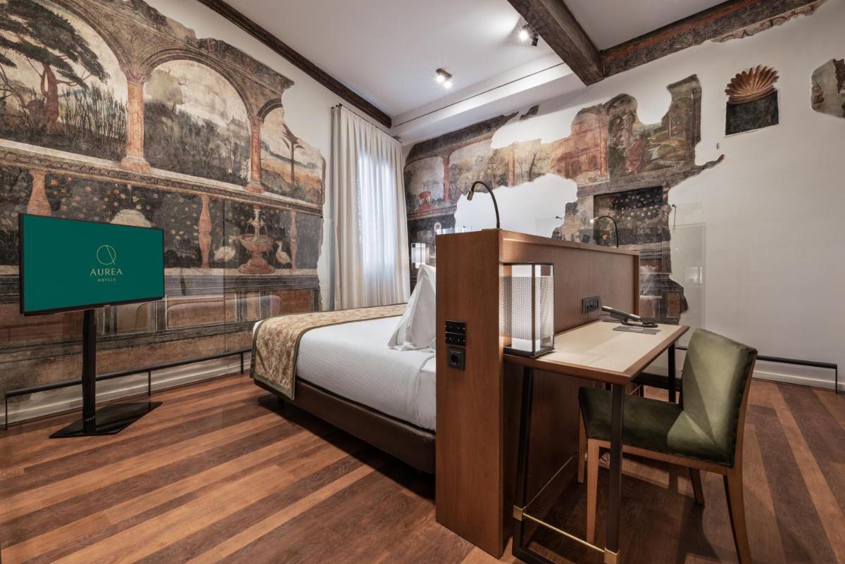 una habitación de hotel con una cama y un escritorio en Áurea Toledo by Eurostars Hotel company, en Toledo