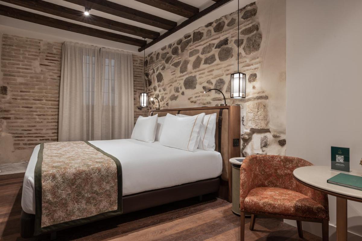 una habitación de hotel con una cama y una mesa en Áurea Toledo by Eurostars Hotel company, en Toledo 76 fotos más