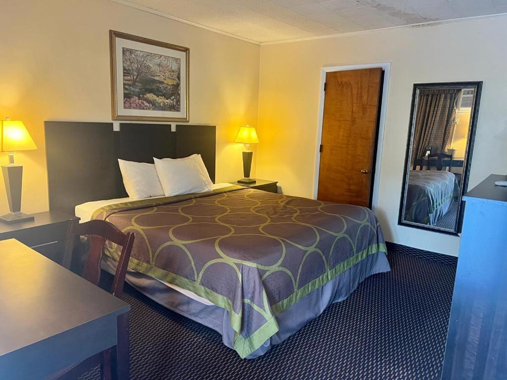 Budget Host Inn - Housity