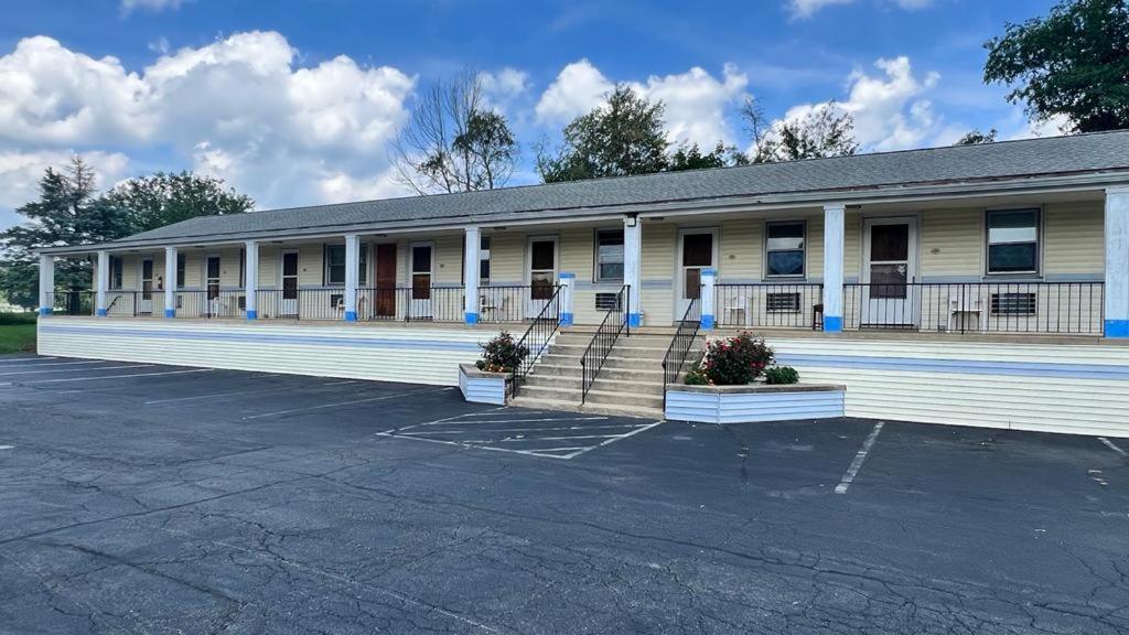 Budget Host Inn - Housity