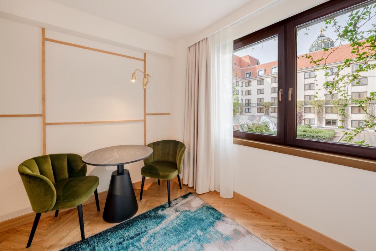 Ein Sitzbereich in der Unterkunft Hilton Berlin