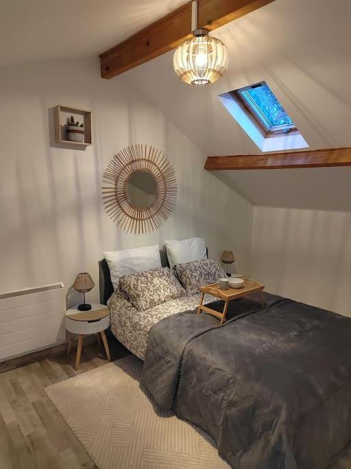 La RIVIERA maison avec rivière et jardin 35Mins de PARIS RER C à 600m pour Tour Eiffel ORLY airport 25km Restaurants et supermarchés proches - Housity