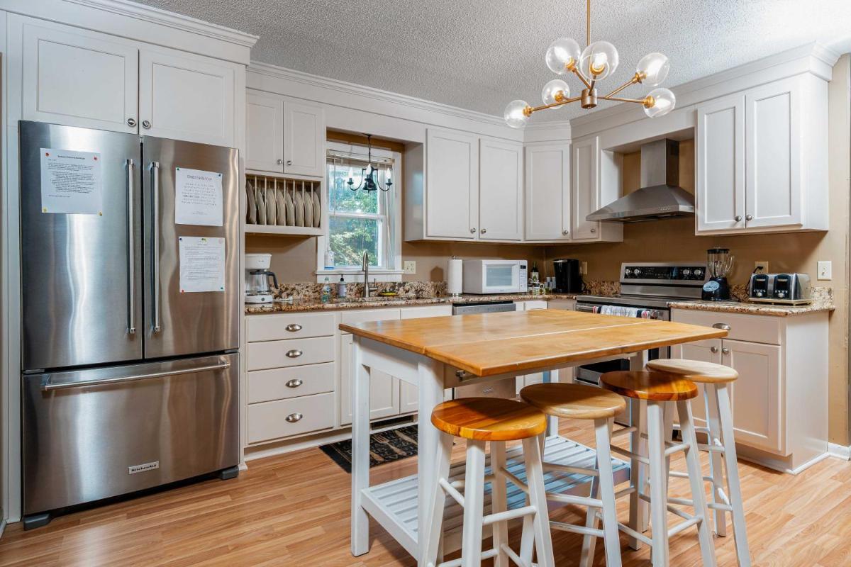 Welcoming Rumbling Bald Resort House with Mtn Views! - Housity