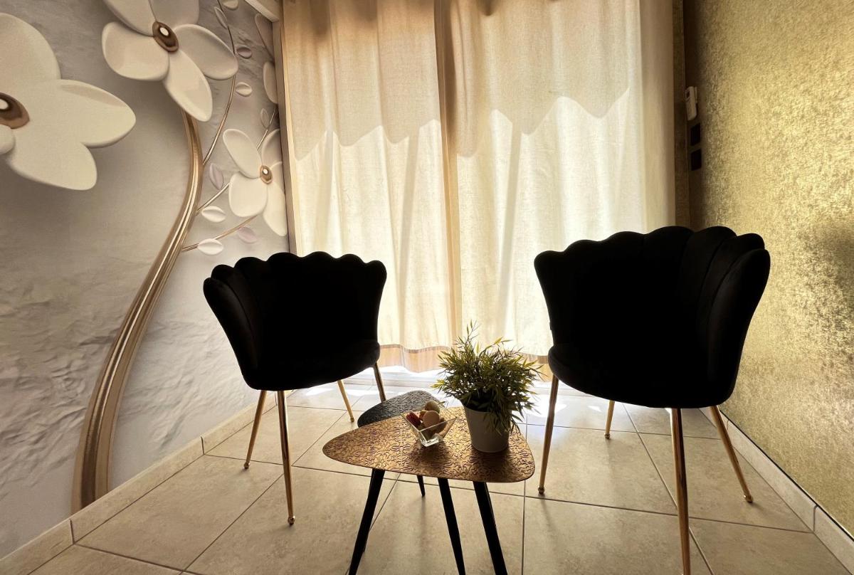 Coin salon dans l'établissement Résidence Hôtelière Natureva & Spa
