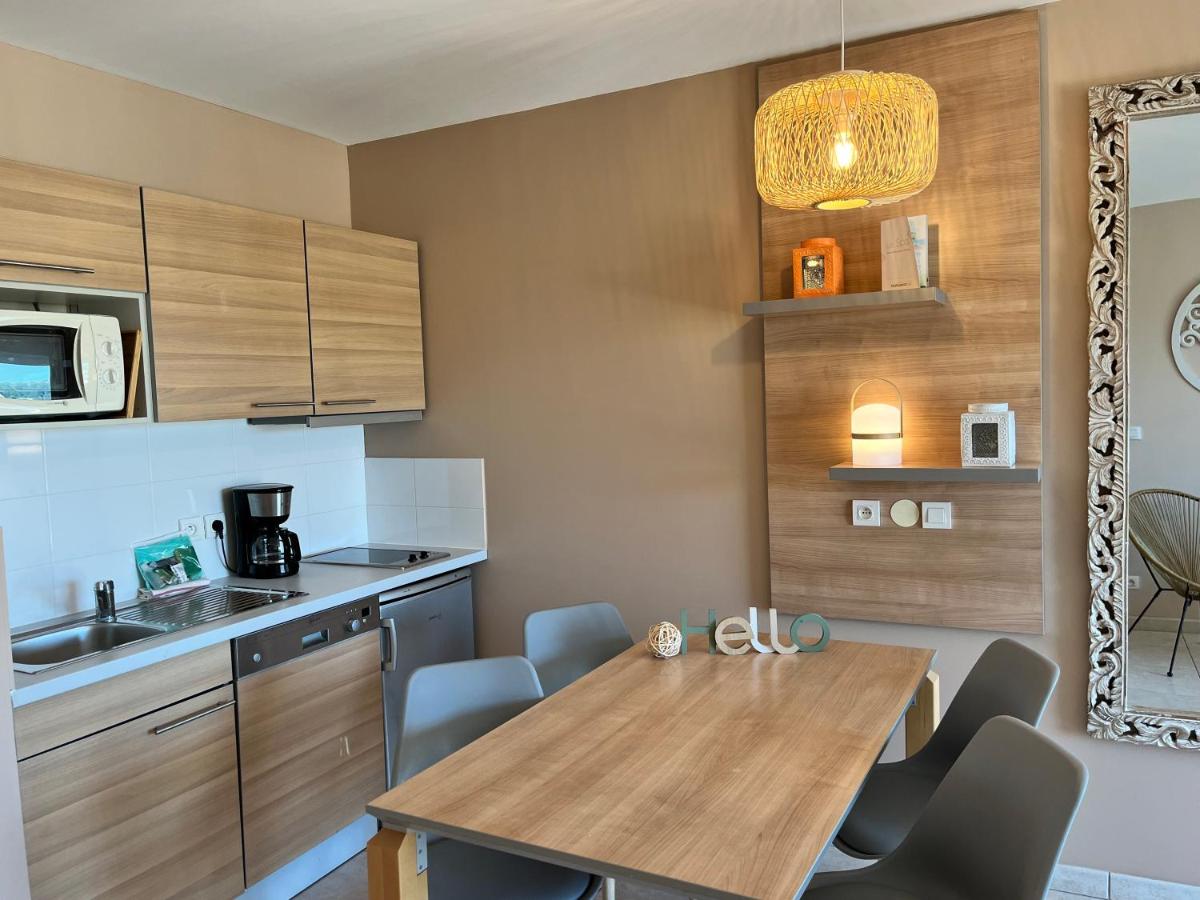 Cuisine ou kitchenette dans l'établissement Résidence Hôtelière Natureva & Spa