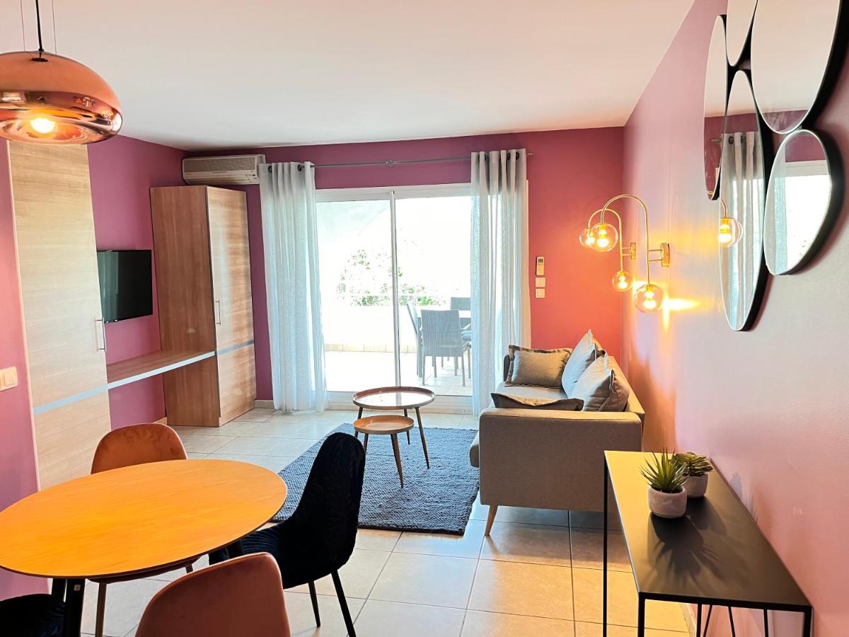 Coin salon dans l'établissement Résidence Hôtelière Natureva & Spa