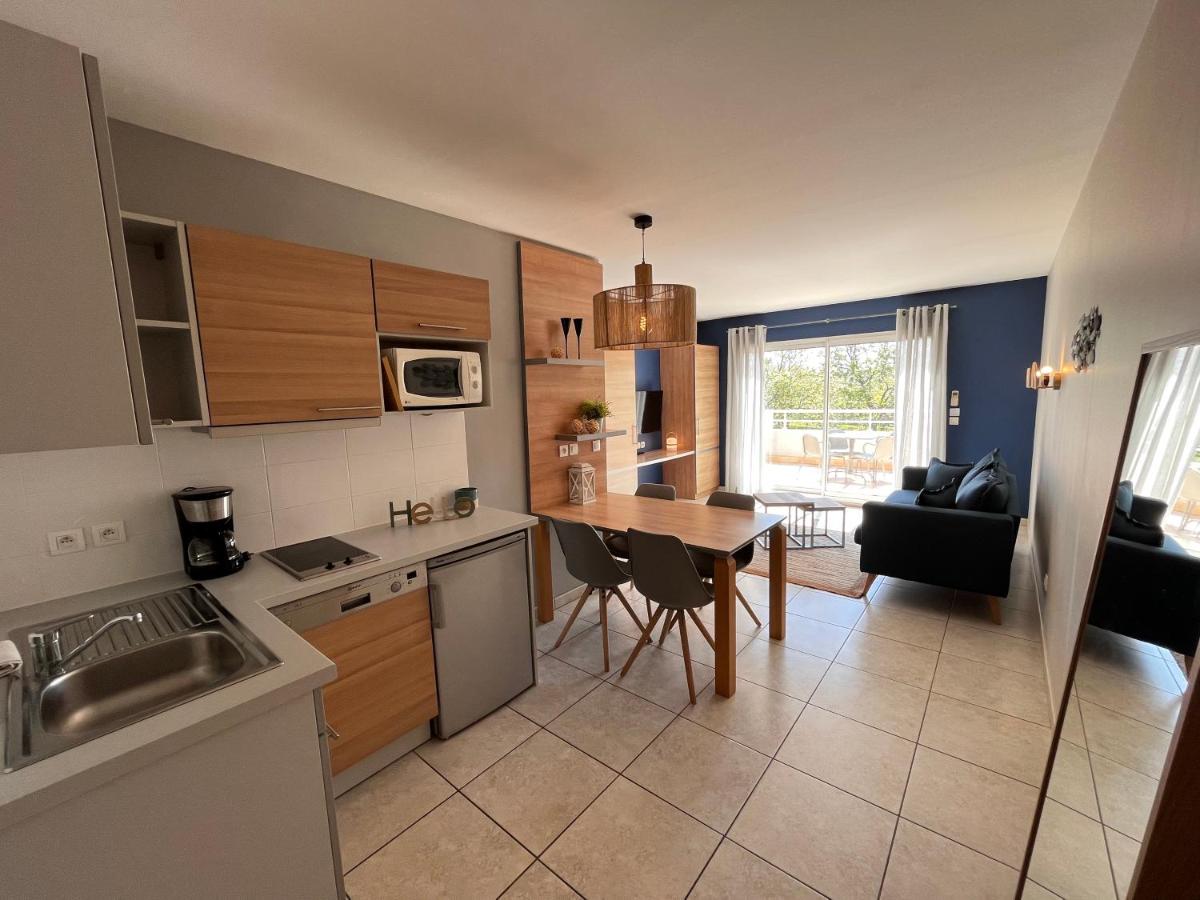 Cuisine ou kitchenette dans l'établissement Résidence Hôtelière Natureva & Spa