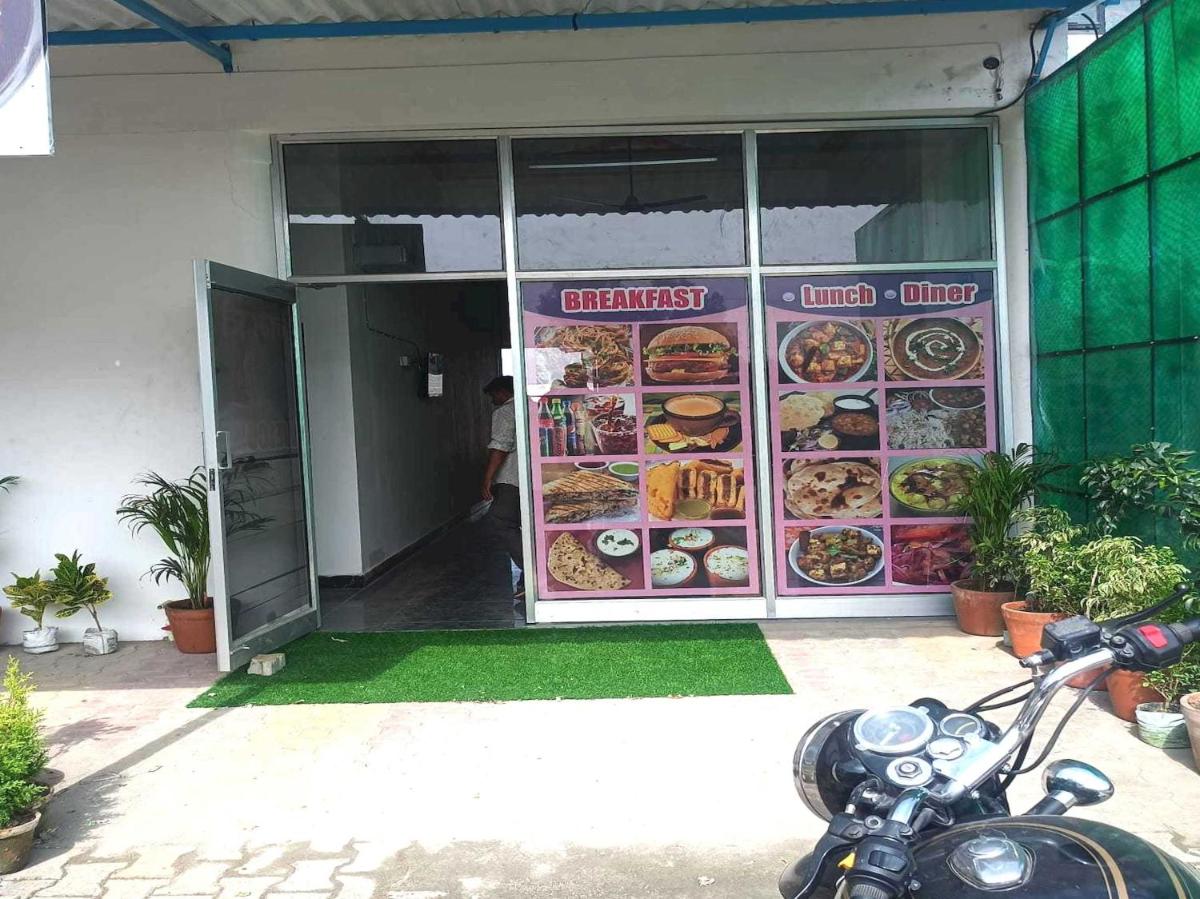 Suitetrails - Super OYO 81155 Four Season Hotel Restaurant And Cafe