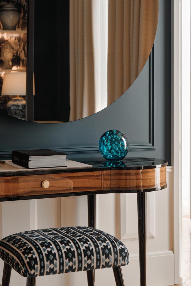 Uma televisão e/ou sistema de entretenimento em GA Palace Hotel & Spa, a XIXth-Century Villa