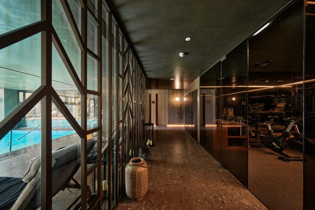 um quarto com piscina e uma grande janela em GA Palace Hotel & Spa, a XIXth-Century Villa no Porto