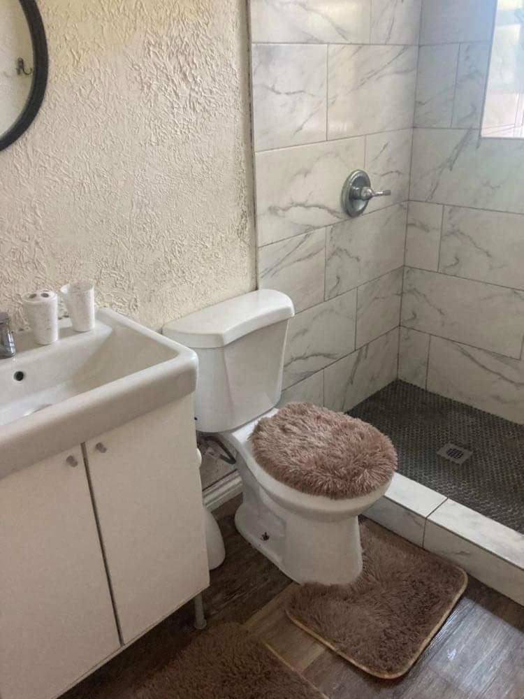 rent me 1 bedroom amazing unit in guest house - Housity