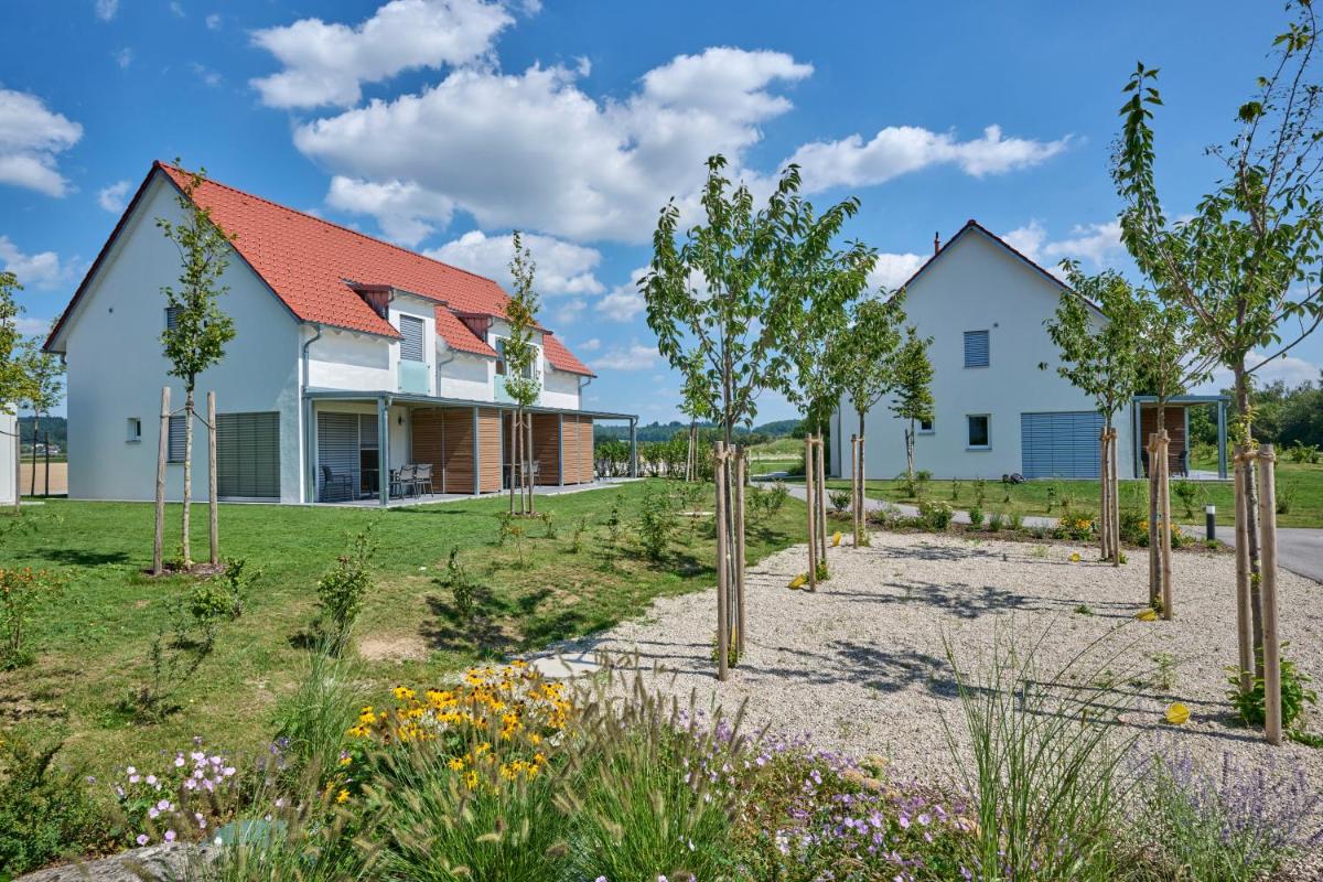 ein Haus mit einem Garten davor in der Unterkunft Bachhof Resort Apartments in Kirchroth