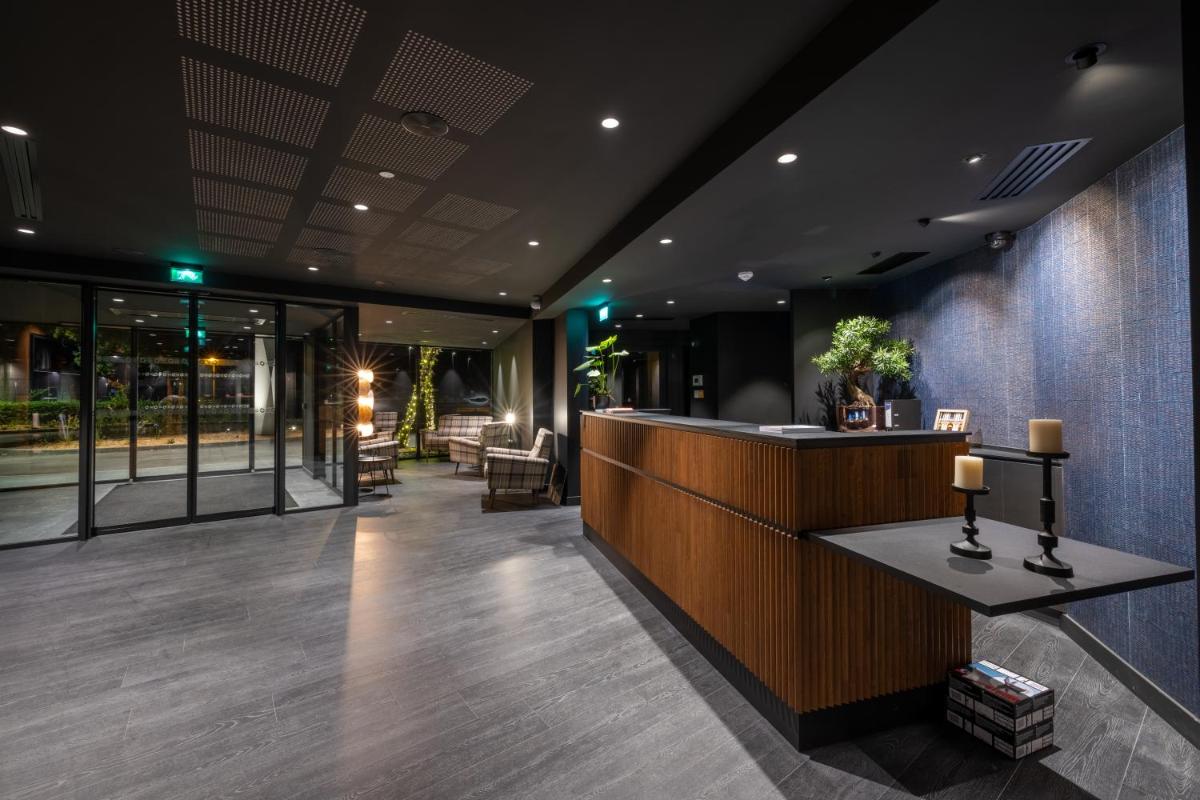 un hall d'un hôtel avec un comptoir et un bar dans l'établissement Miura, à Voglans 70 autres photos