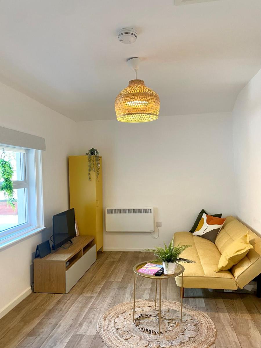 Central, Modern Apartment - Housity