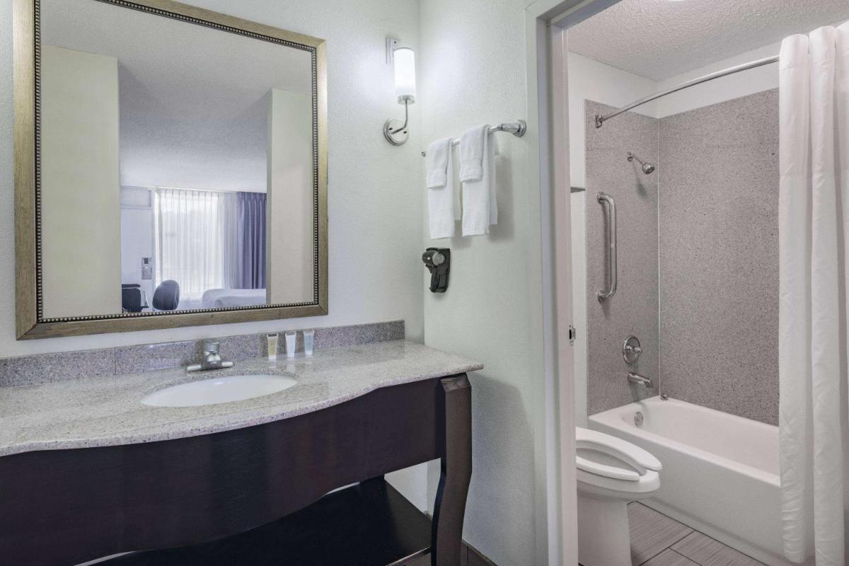 Days Inn and Suites by Wyndham Oxford - Housity
