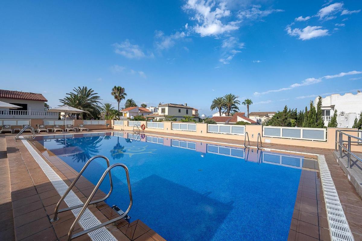 una gran piscina con sillas en un complejo en Poseidon La Manga Hotel & Spa - Designed for Adults, en La Manga del Mar Menor