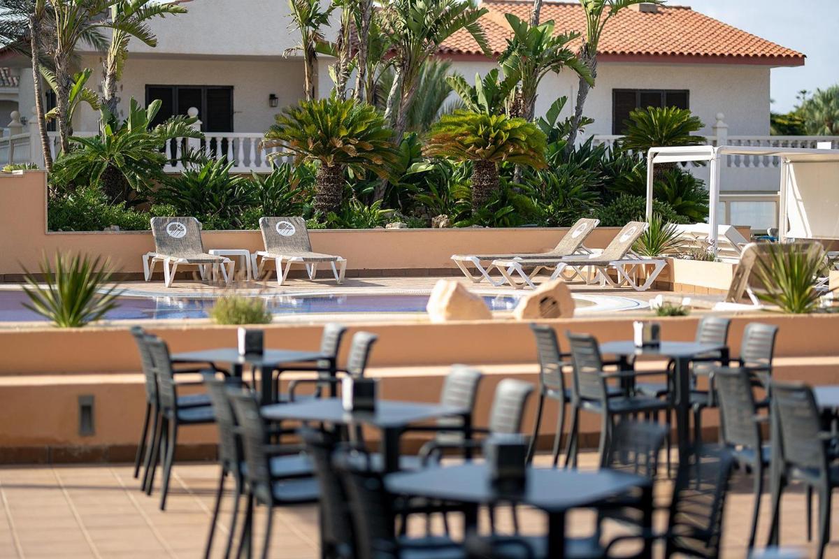 Un restaurante o sitio para comer en Poseidon La Manga Hotel & Spa - Designed for Adults