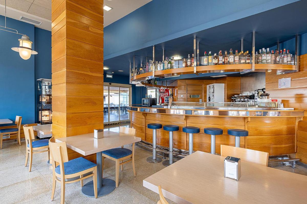 Un restaurante o sitio para comer en Poseidon La Manga Hotel & Spa - Designed for Adults
