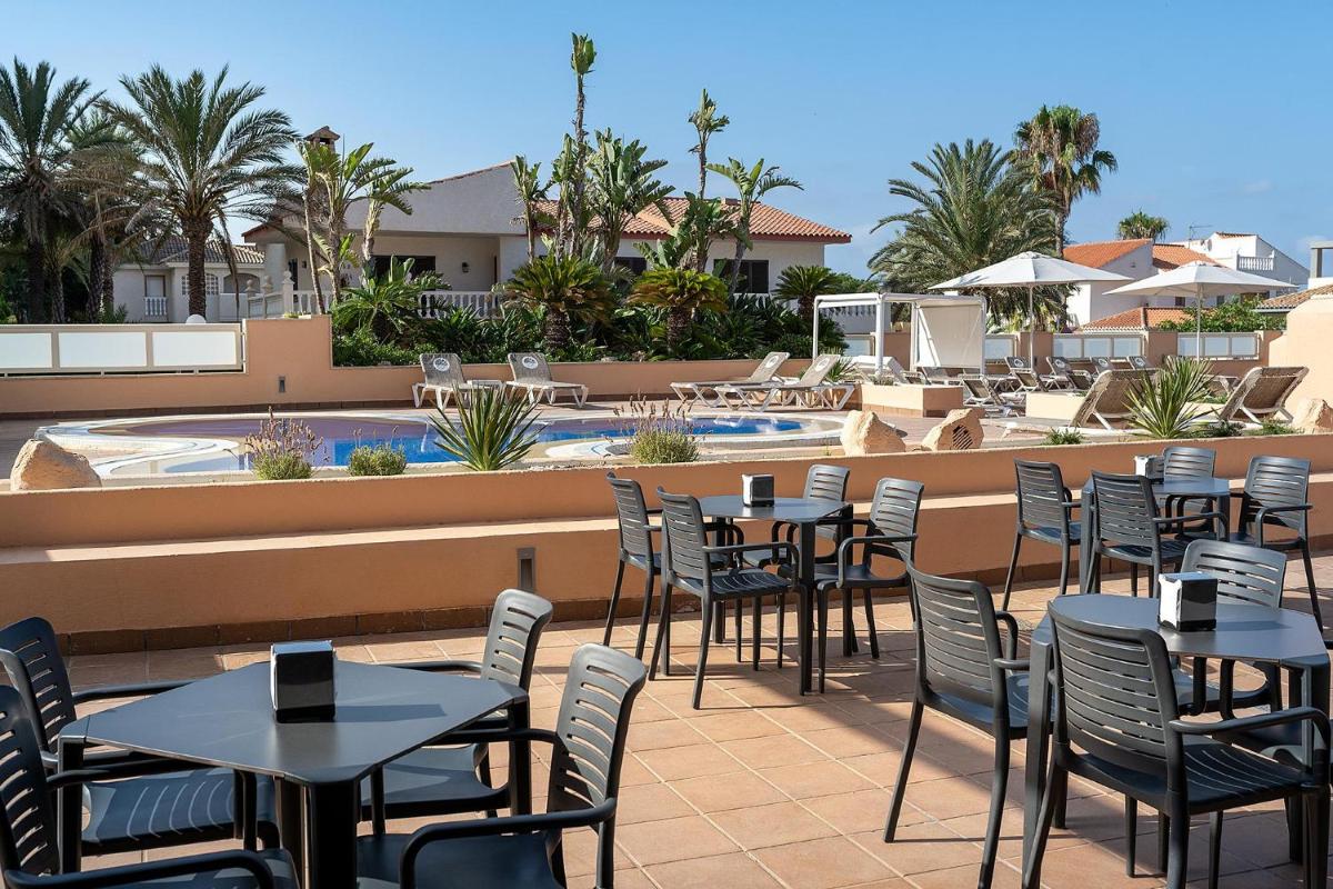 Un restaurante o sitio para comer en Poseidon La Manga Hotel & Spa - Designed for Adults