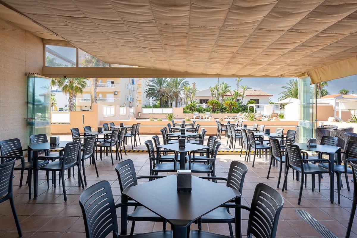 Un restaurante o sitio para comer en Poseidon La Manga Hotel & Spa - Designed for Adults