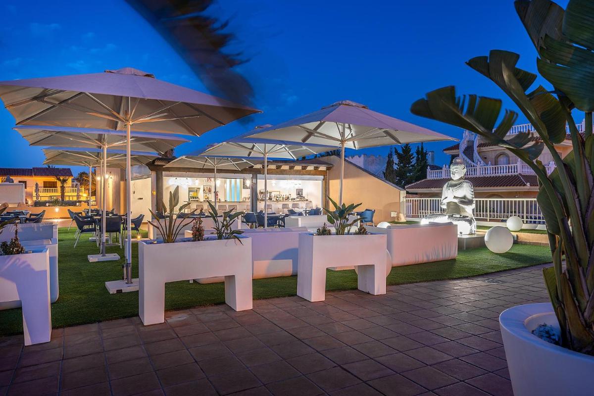 Un restaurante o sitio para comer en Poseidon La Manga Hotel & Spa - Designed for Adults