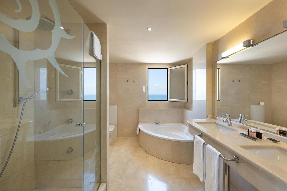 Un baño de Poseidon La Manga Hotel & Spa - Designed for Adults
