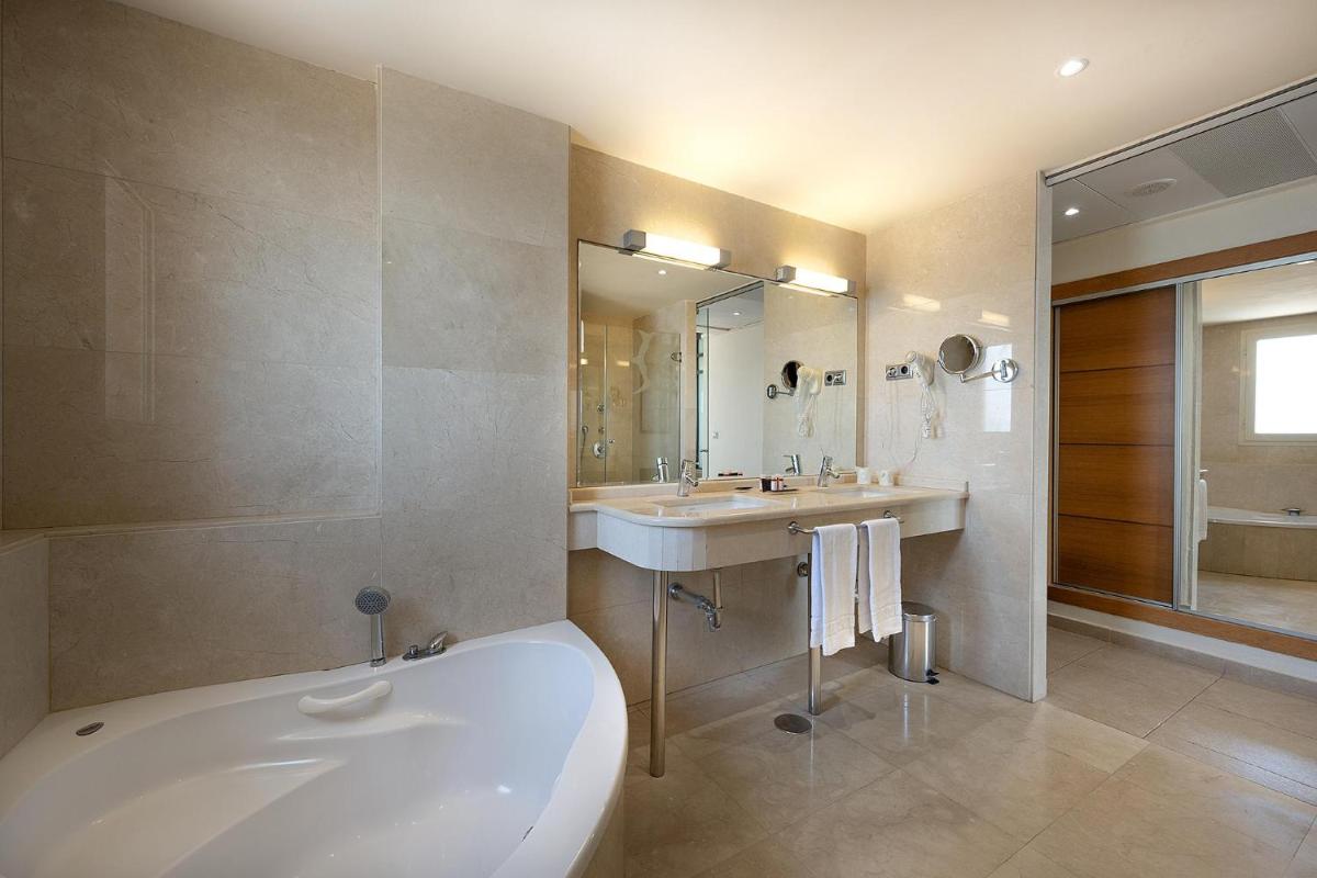 Un baño de Poseidon La Manga Hotel & Spa - Designed for Adults