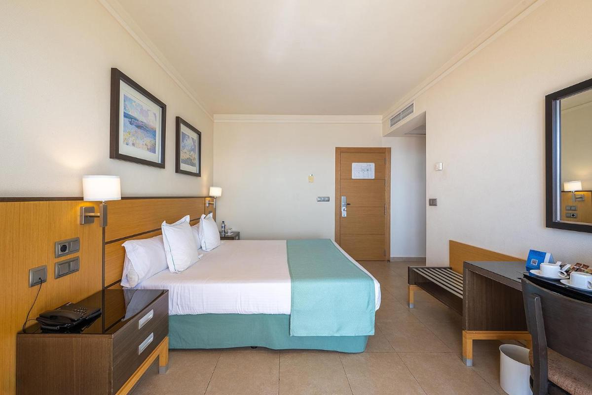 Cama o camas de una habitación en Poseidon La Manga Hotel & Spa - Designed for Adults